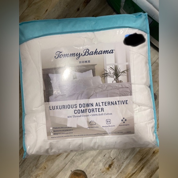 Tommy Bahama Luxurious White Comforter